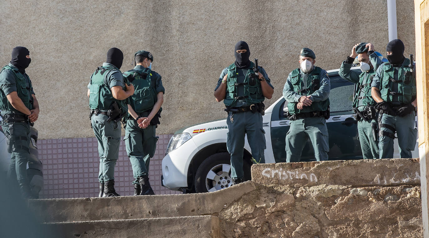 La Guardia Civil desplaza a cientos de efectivos para practicar 31 registros e intervenir siete armas, 300.000 euros y cocaína, heroína, cristal, marihuana y hachís