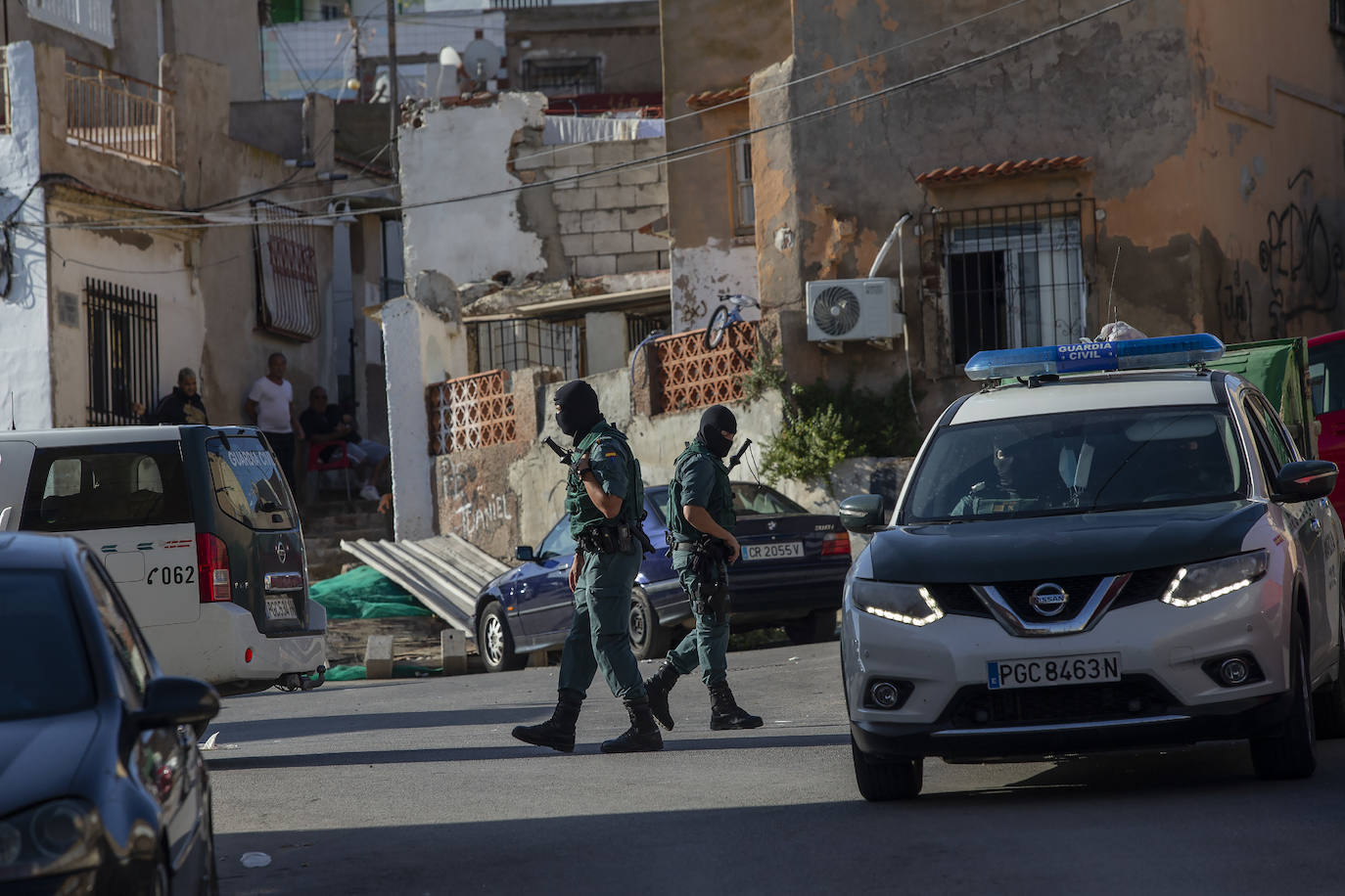 La Guardia Civil desplaza a cientos de efectivos para practicar 31 registros e intervenir siete armas, 300.000 euros y cocaína, heroína, cristal, marihuana y hachís