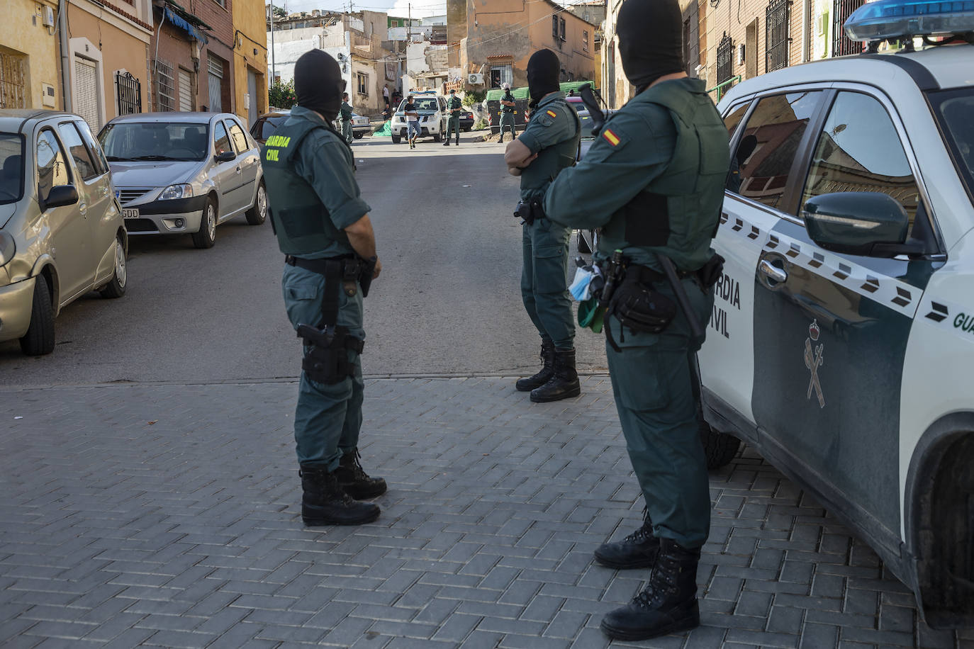 La Guardia Civil desplaza a cientos de efectivos para practicar 31 registros e intervenir siete armas, 300.000 euros y cocaína, heroína, cristal, marihuana y hachís