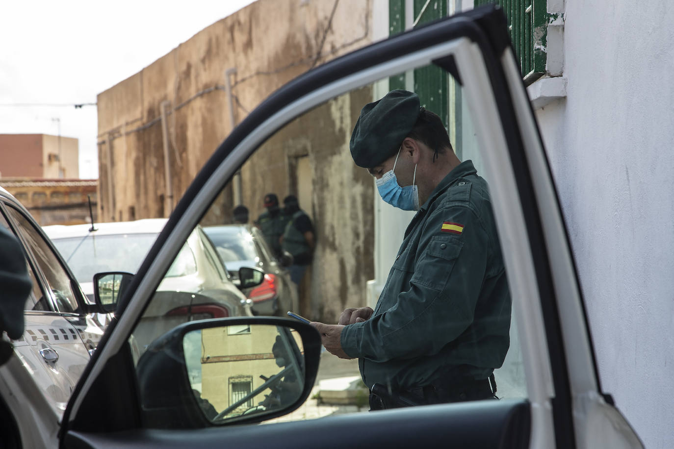 La Guardia Civil desplaza a cientos de efectivos para practicar 31 registros e intervenir siete armas, 300.000 euros y cocaína, heroína, cristal, marihuana y hachís