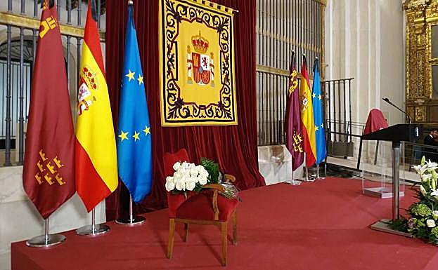Silla vacía simbolizando a los murcianos que han recibido la Medalla de Oro de la Comunidad.