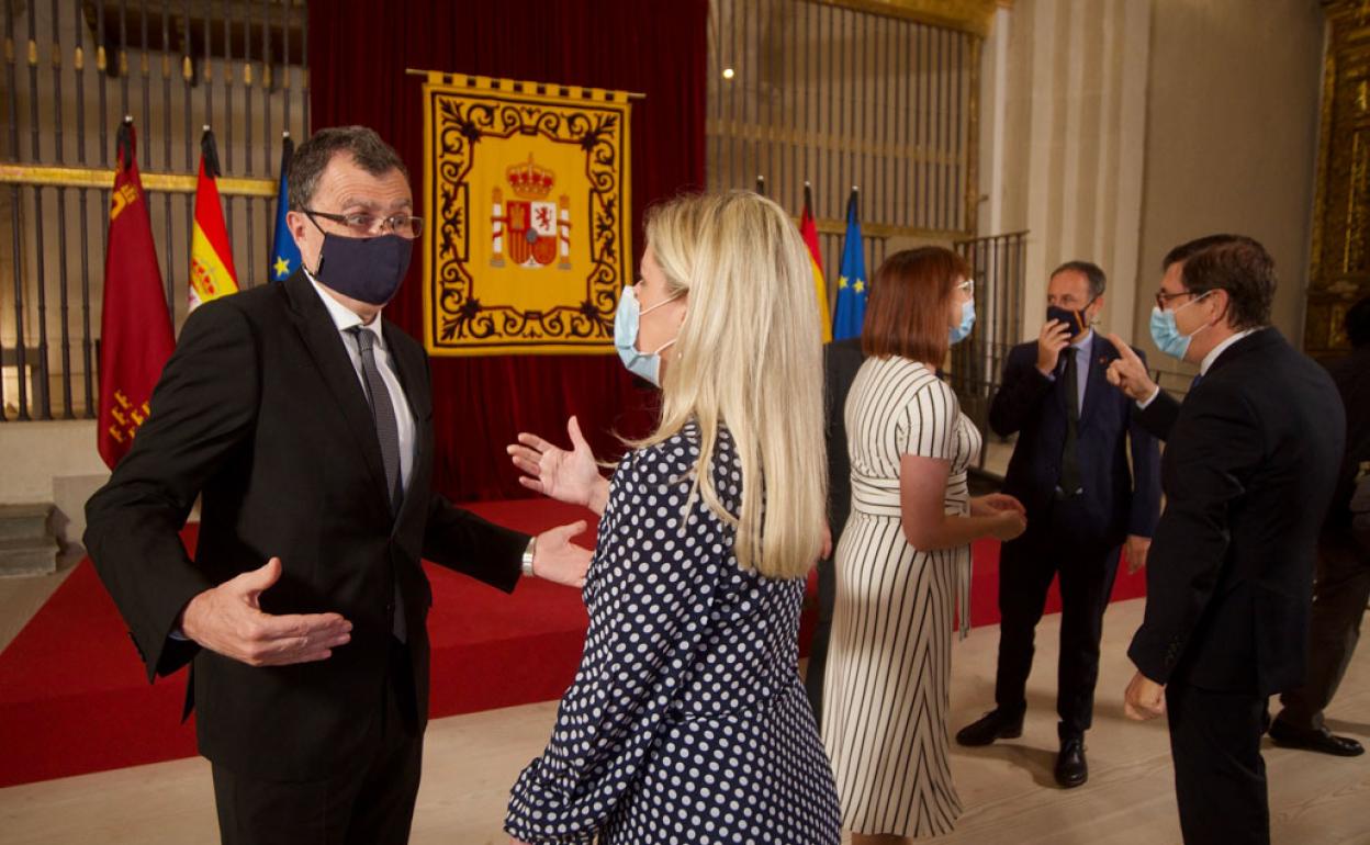 El alcalde de Murcia, José Ballesta, gesticula durante su conversación con Ana Martínez Vidal.