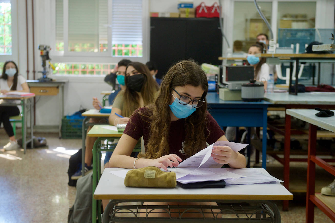 Fotos: Unos 3.600 alumnos vuelven a los institutos de la Región para preparar la EBAU