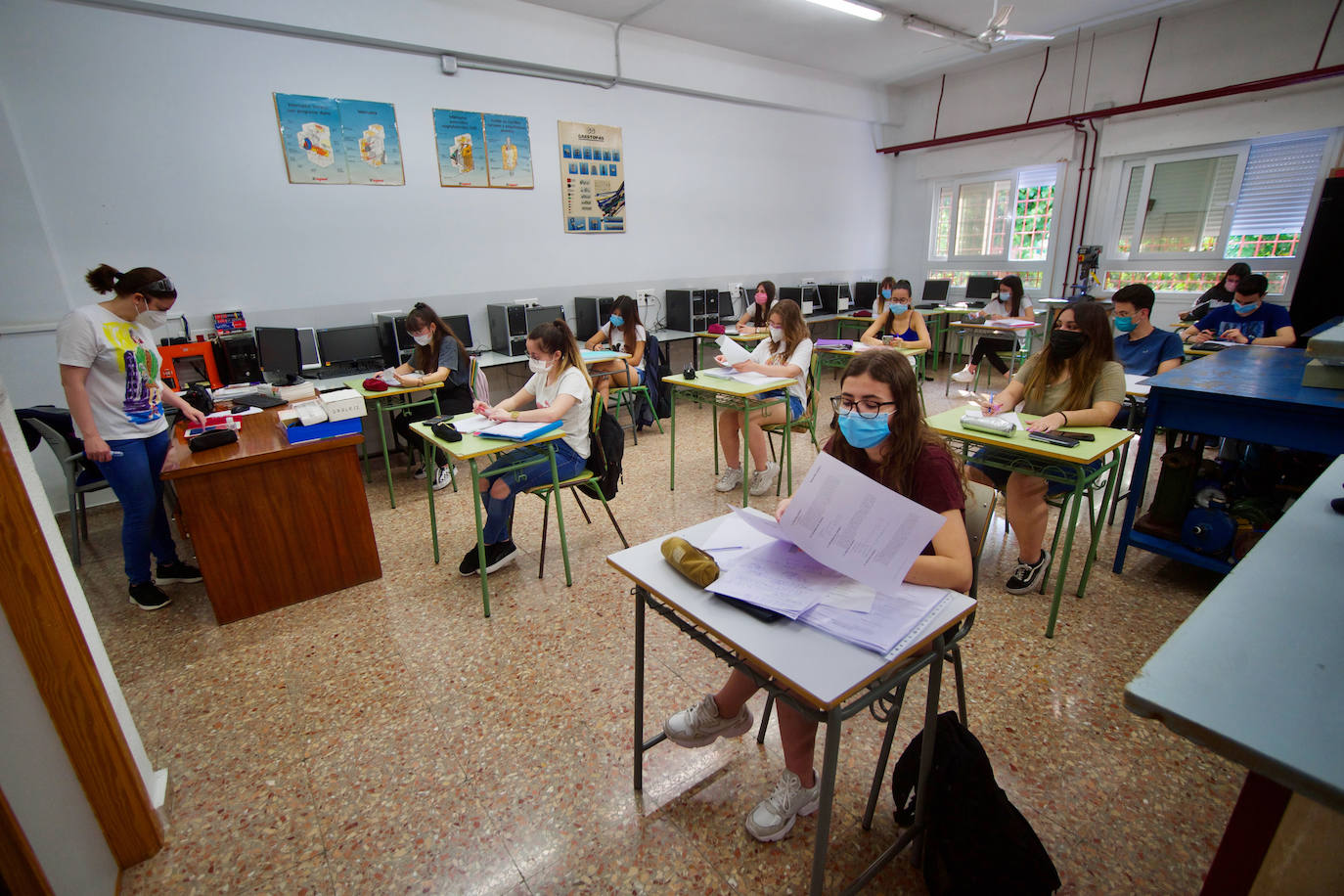 Fotos: Unos 3.600 alumnos vuelven a los institutos de la Región para preparar la EBAU