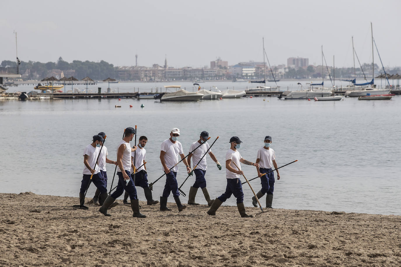 Fotos: La limpieza de las playas del Mar Menor se prorroga por las fuertes lluvias de los últimos días