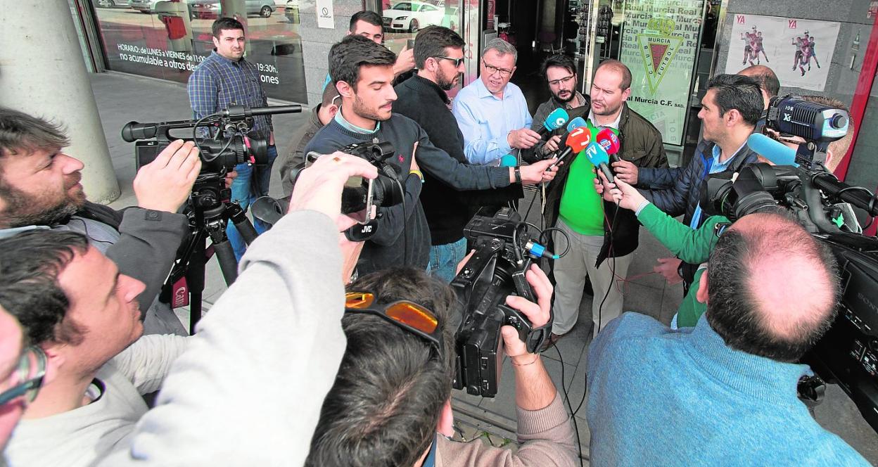 Raúl Moro atiende a los periodistas en la puerta del estadio Nueva Condomina en marzo de 2018. 