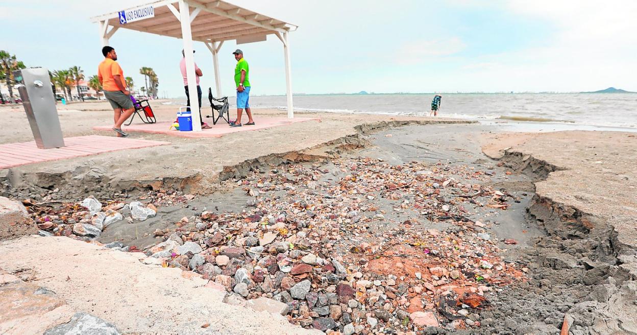 Arrastres por las últimas lluvias en la playa de Los Narejos. 