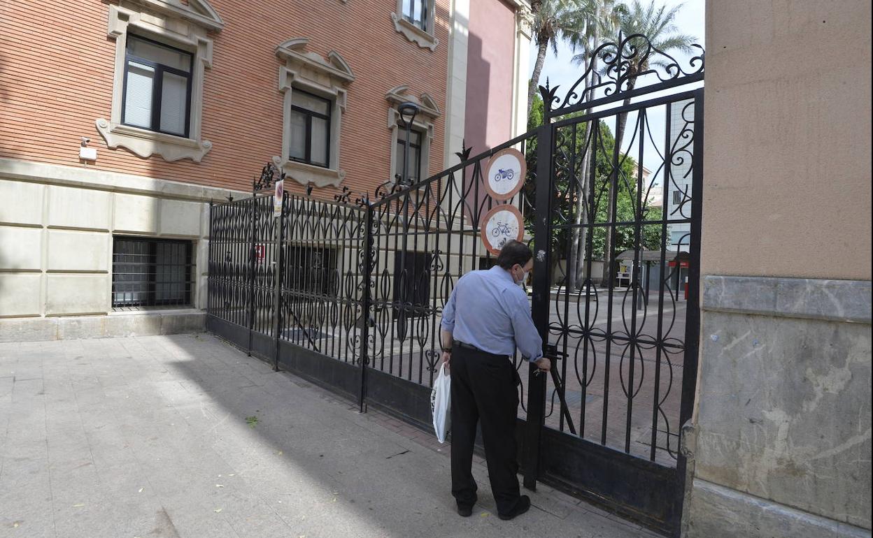 Un empleado cierra una de las entradas a la Facultad de Letras, este miércoles.