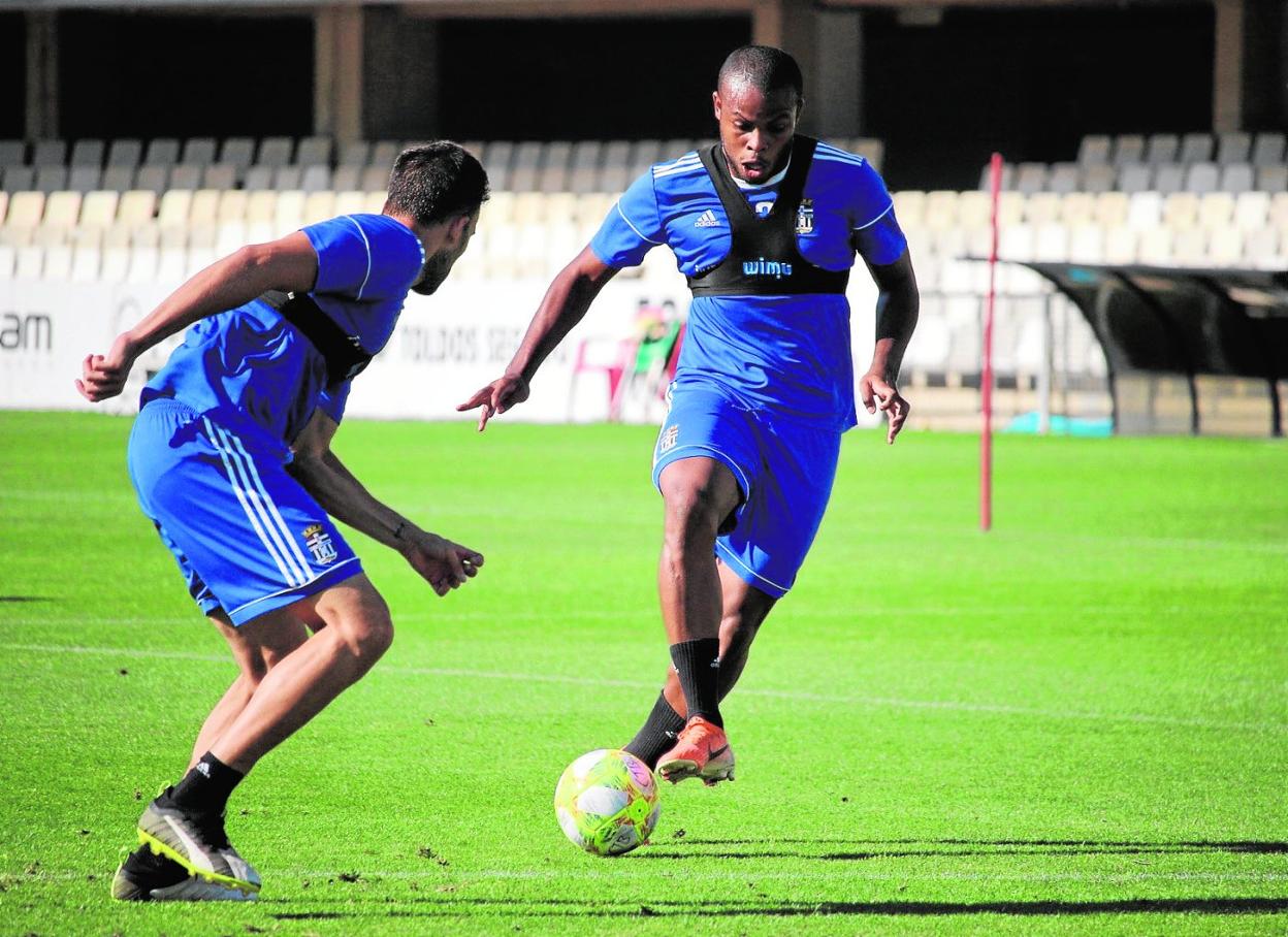 Vinicius Tanque, a la derecha, intenta regatear a Carlos David, en el entrenamiento de ayer en el Cartagonova.