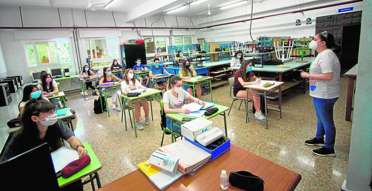 Un grupo de alumnos del Instituto Severo Ochoa de Murcia, en una clase de preparación de las pruebas de acceso a la Universidad. 