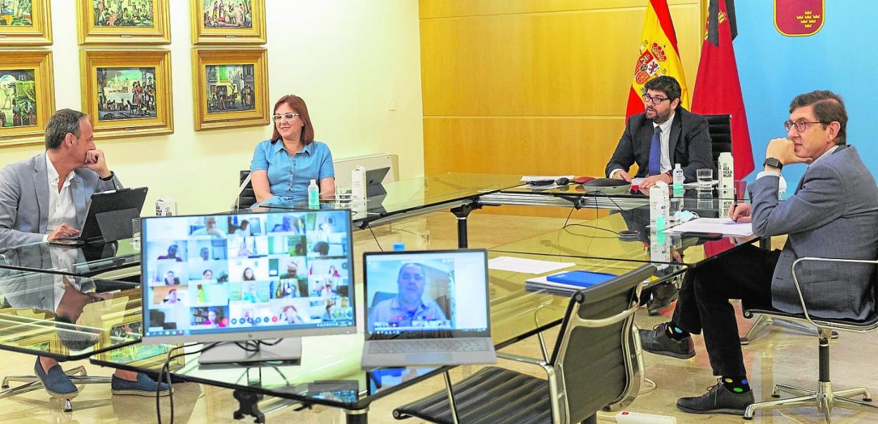 Javier Celdrán, Isabel Franco, Fernando López Miras y Manuel Villegas, durante la reunión con los alcaldes, ayer, en San Esteban. 