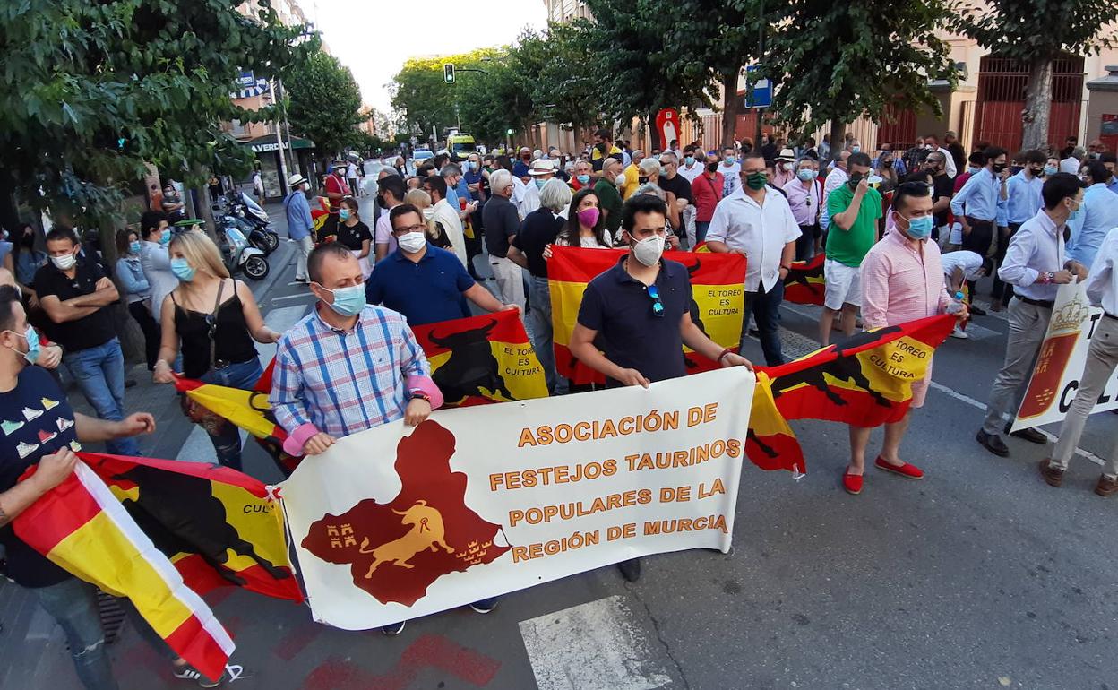 Cientos de personas participaron este sábado en el paseo en defensa de la tauromaquia, en Murcia.