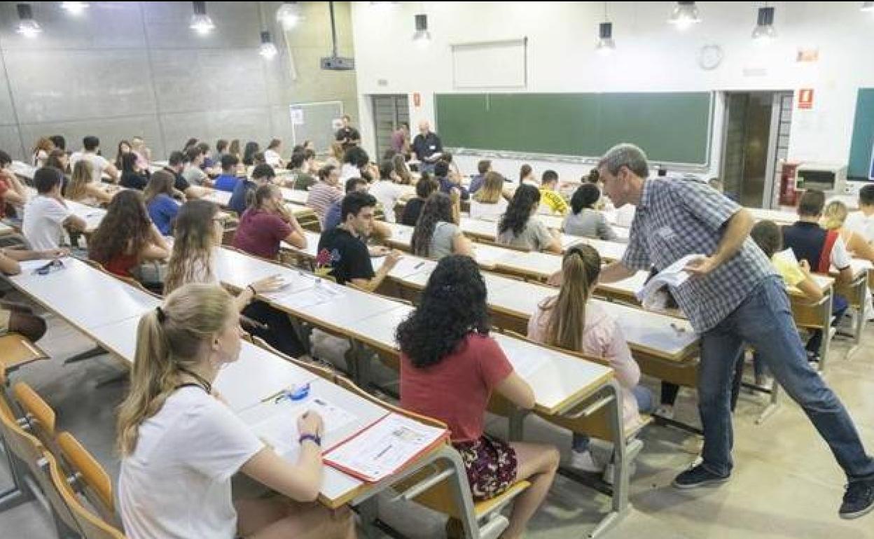 Alumnos en un examen de Selectividad en una foto de archivo.