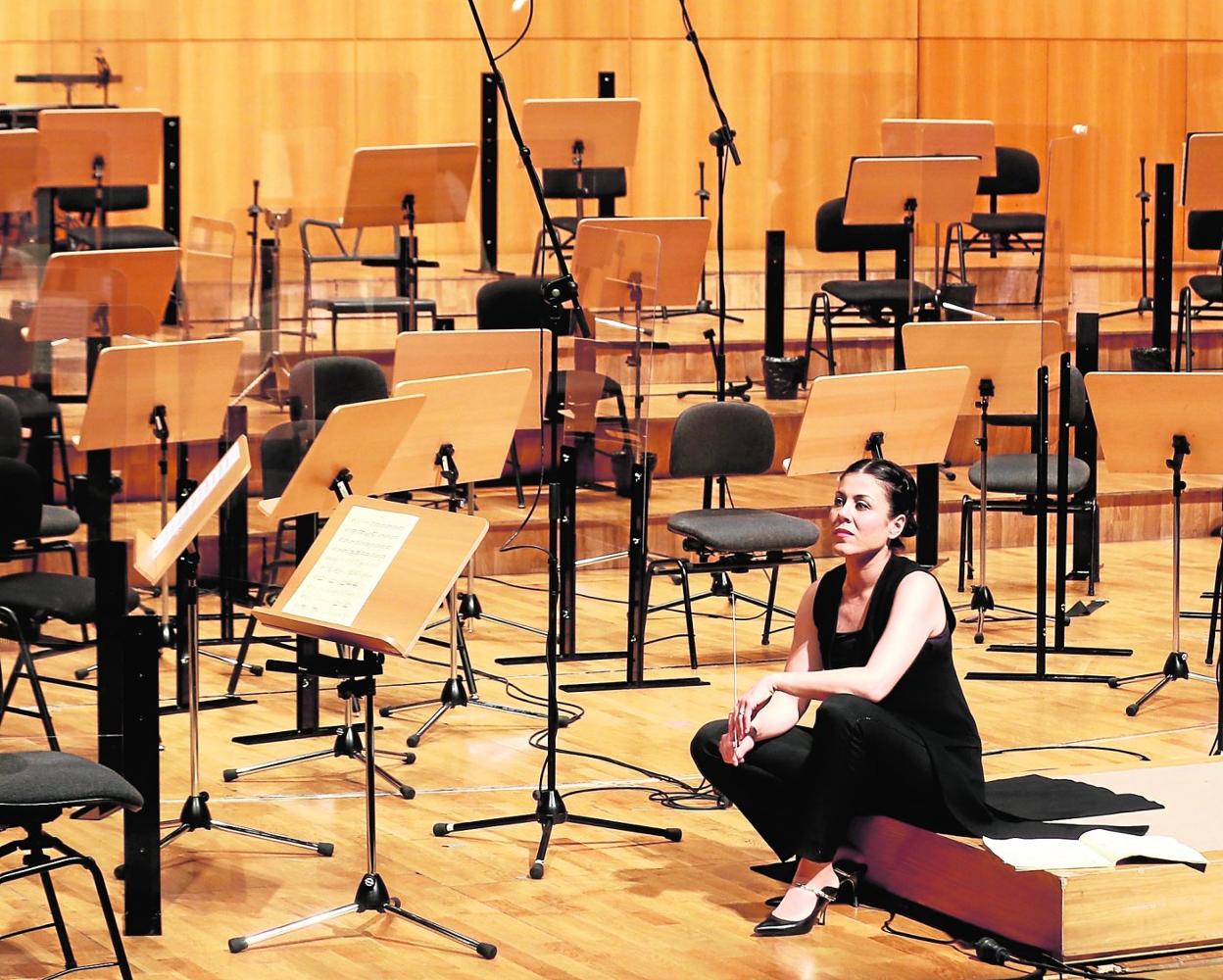 Virginia Martínez, el pasado viernes, en el escenario de la Sala Narciso Yepes del Auditorio Víctor Villegas. 