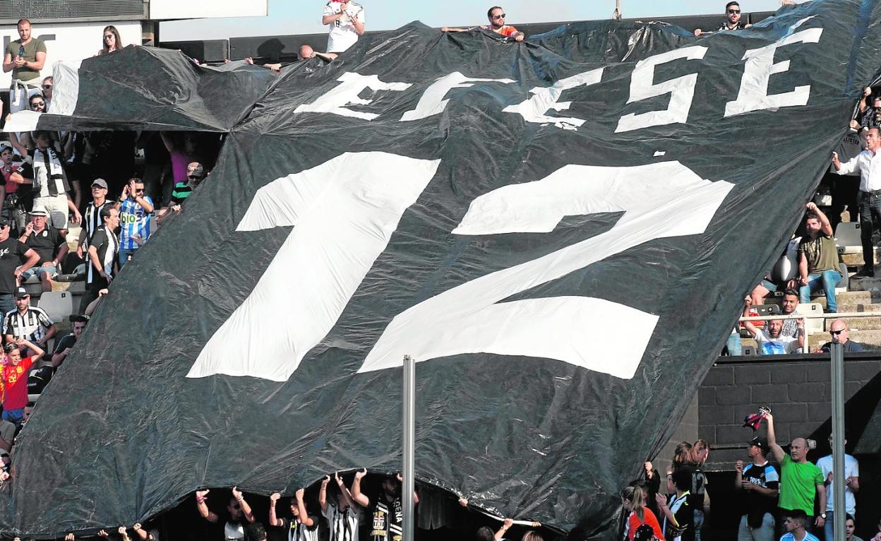 Peñistas del Cartagena en el Cartagonova, en el partido ante la Ponferradina del último 'playoff'. 