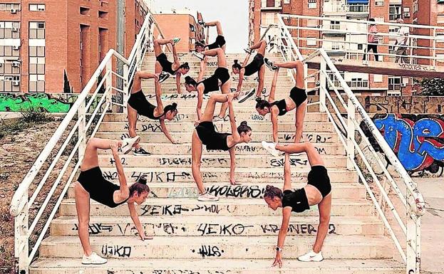 Las chicas del Rítmica Cartagena entrenando en el puente de la Rambla.