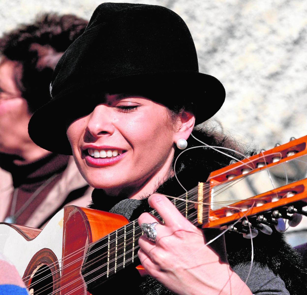 Una joven toca una guitarra en Lorca, en una imagen de archivo. 