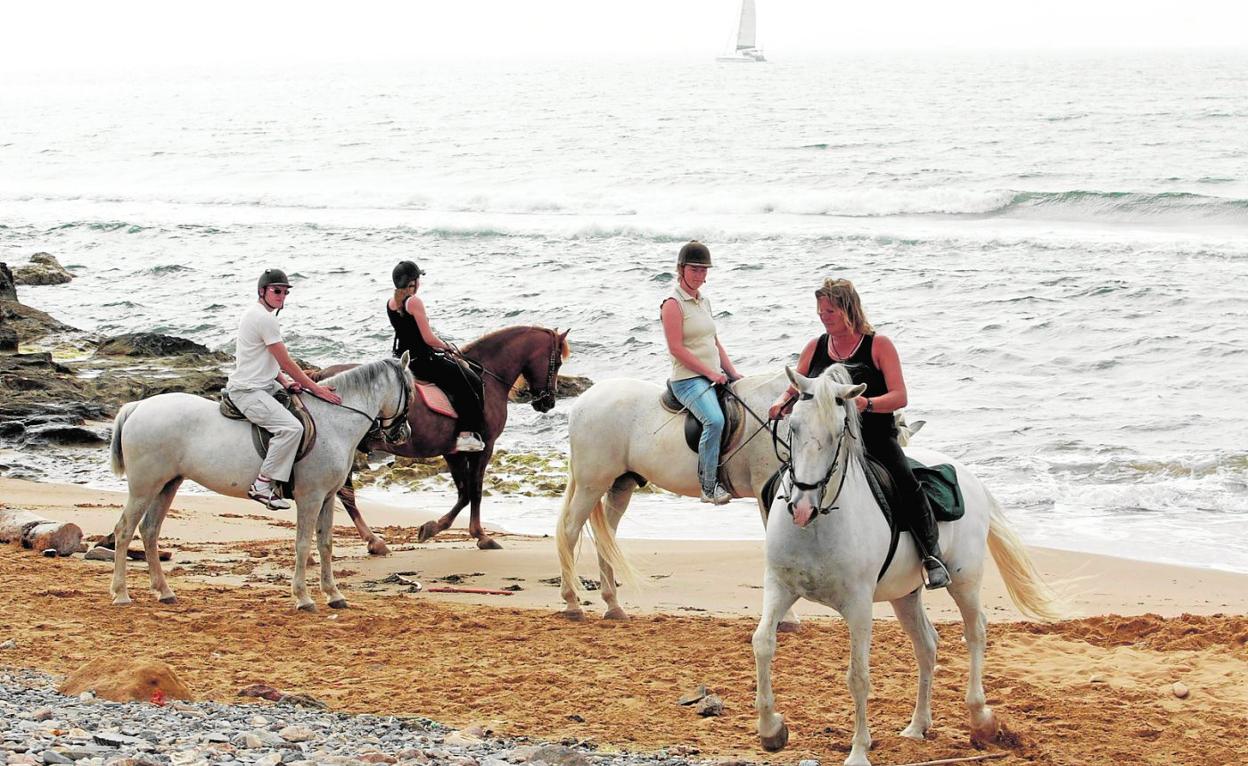 Excursión a caballo en Calblanque, en una fotografía de archivo. 
