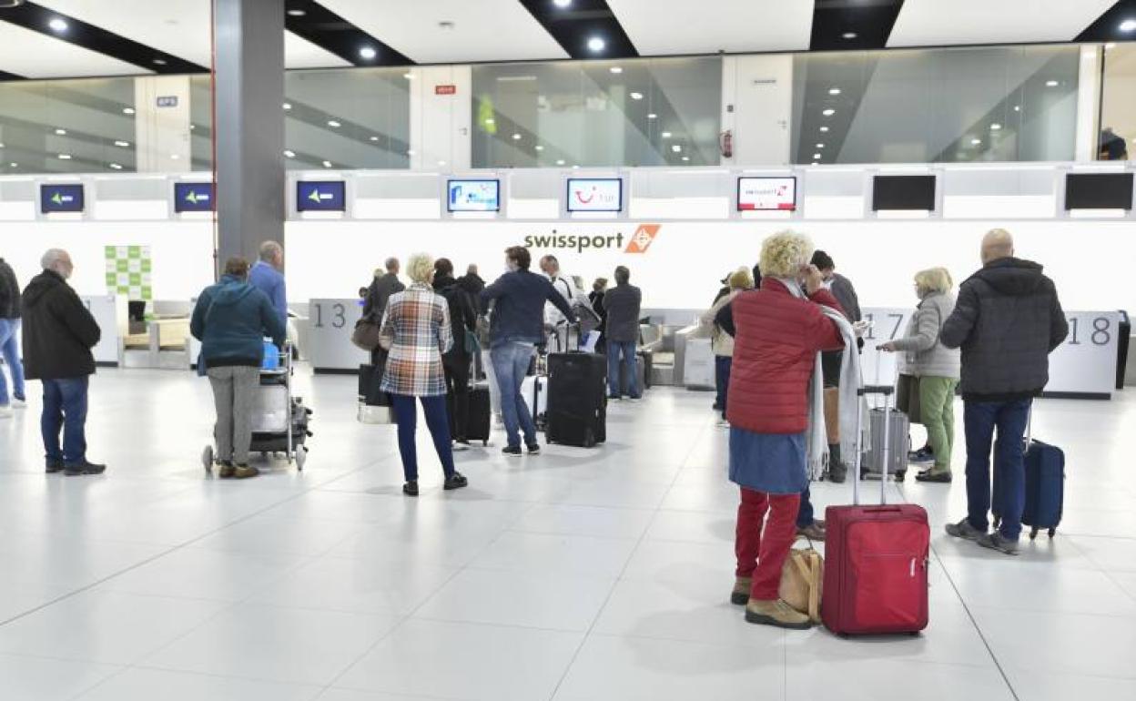 Pasajeros del último vuelo de Corvera, el 21 de marzo, con el estado de alarma. 