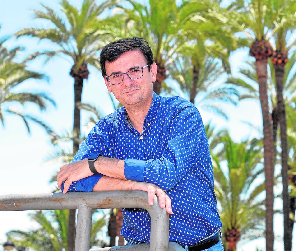 Emilio Ivars Ferrer, en la tarde de ayer en un jardín de Murcia que hay debajo de su casa. 