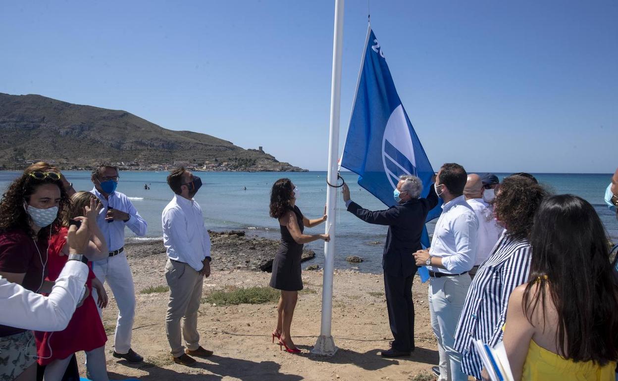 Acto de entrega de la bandera azul a la playa de La Chapineta, en Cartagena.