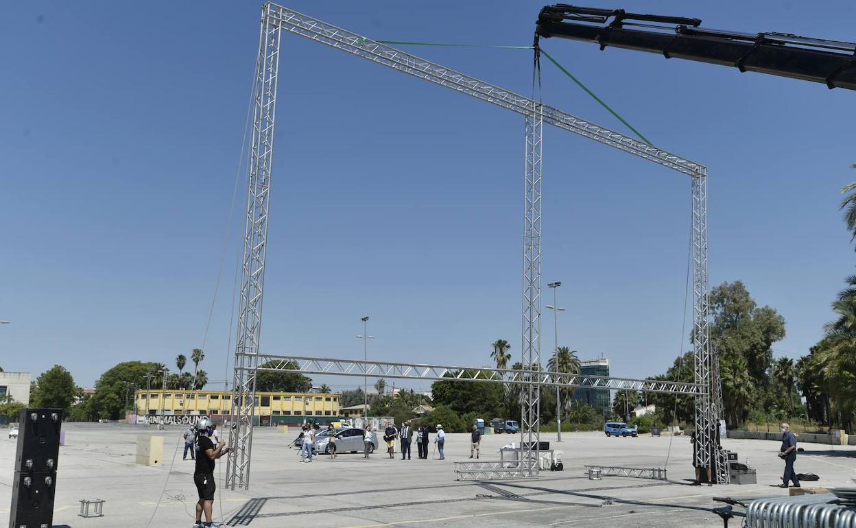Operarios instalan la pantalla gigante en La Fica, este martes.