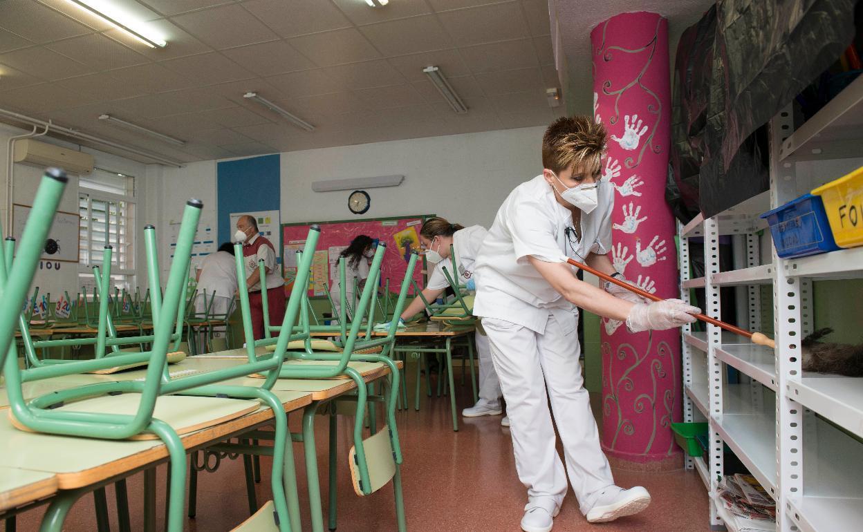 Labores de limpieza en un colegio en una foto de archivo.