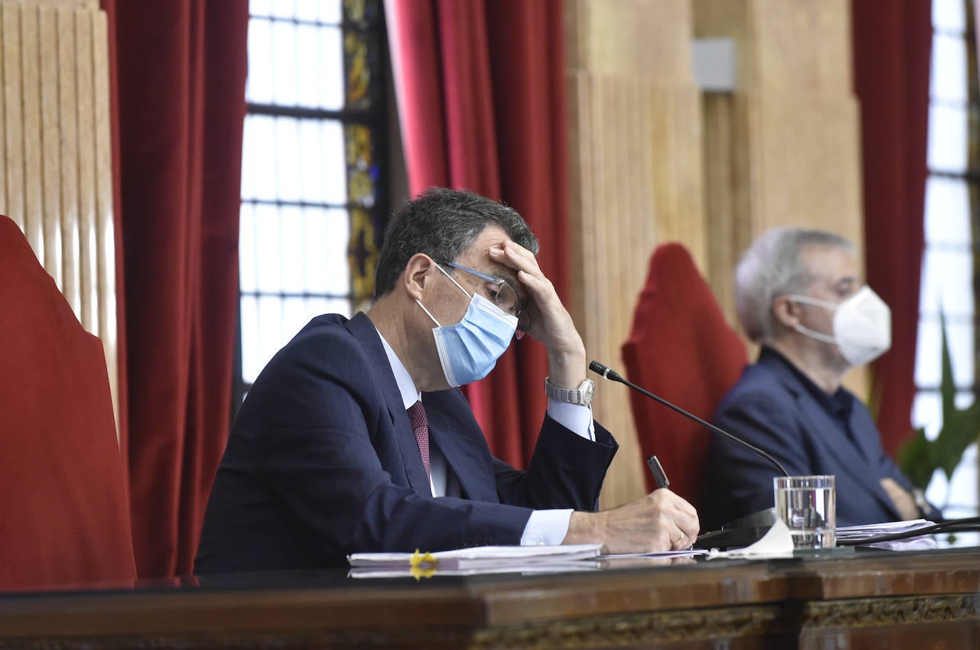 Con la única abstención de los tres concejales de Vox, el Plan de Soporte Social y Activación Económica del municipio de Murcia ha salido adelante esta mañana en el Pleno extraordinario con el apoyo de los grupos de gobierno en coalición.