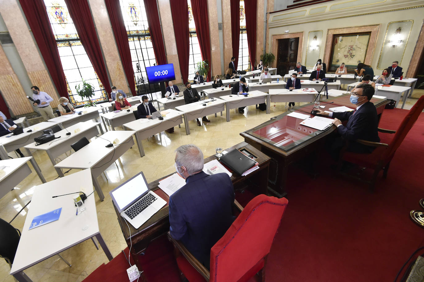 Con la única abstención de los tres concejales de Vox, el Plan de Soporte Social y Activación Económica del municipio de Murcia ha salido adelante esta mañana en el Pleno extraordinario con el apoyo de los grupos de gobierno en coalición.