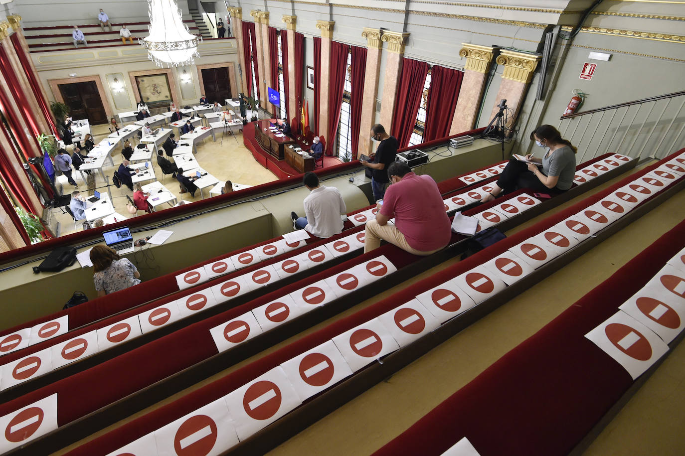 Con la única abstención de los tres concejales de Vox, el Plan de Soporte Social y Activación Económica del municipio de Murcia ha salido adelante esta mañana en el Pleno extraordinario con el apoyo de los grupos de gobierno en coalición.