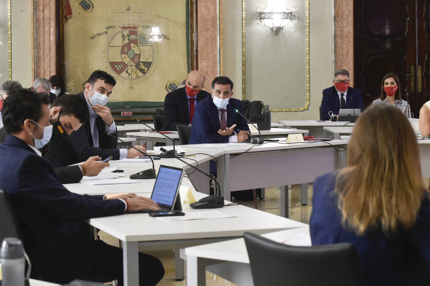 Con la única abstención de los tres concejales de Vox, el Plan de Soporte Social y Activación Económica del municipio de Murcia ha salido adelante esta mañana en el Pleno extraordinario con el apoyo de los grupos de gobierno en coalición.