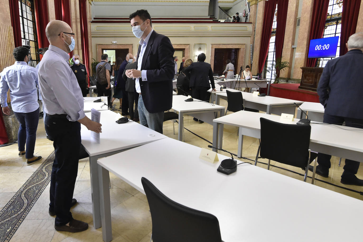 Con la única abstención de los tres concejales de Vox, el Plan de Soporte Social y Activación Económica del municipio de Murcia ha salido adelante esta mañana en el Pleno extraordinario con el apoyo de los grupos de gobierno en coalición.