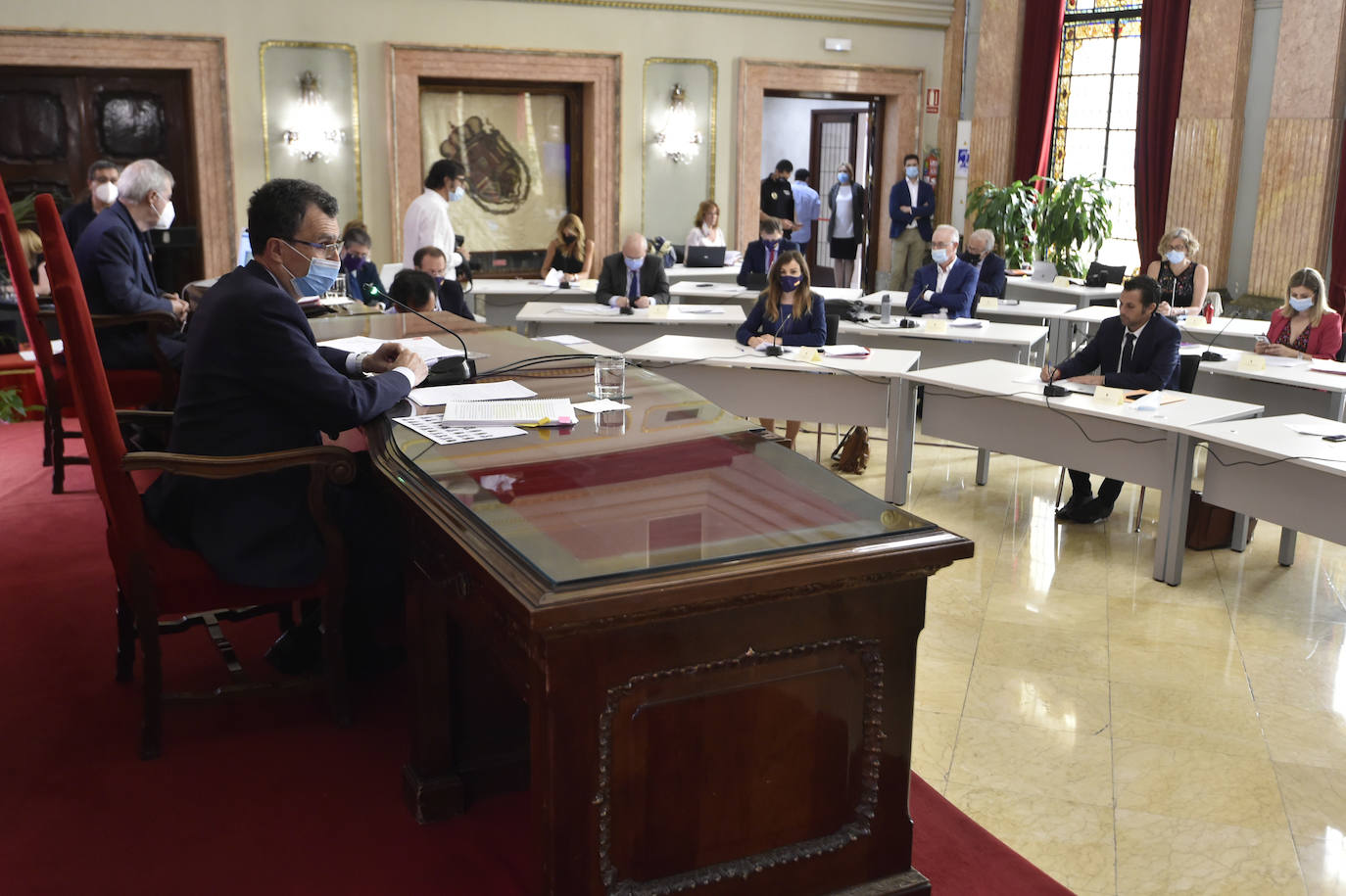 Con la única abstención de los tres concejales de Vox, el Plan de Soporte Social y Activación Económica del municipio de Murcia ha salido adelante esta mañana en el Pleno extraordinario con el apoyo de los grupos de gobierno en coalición.