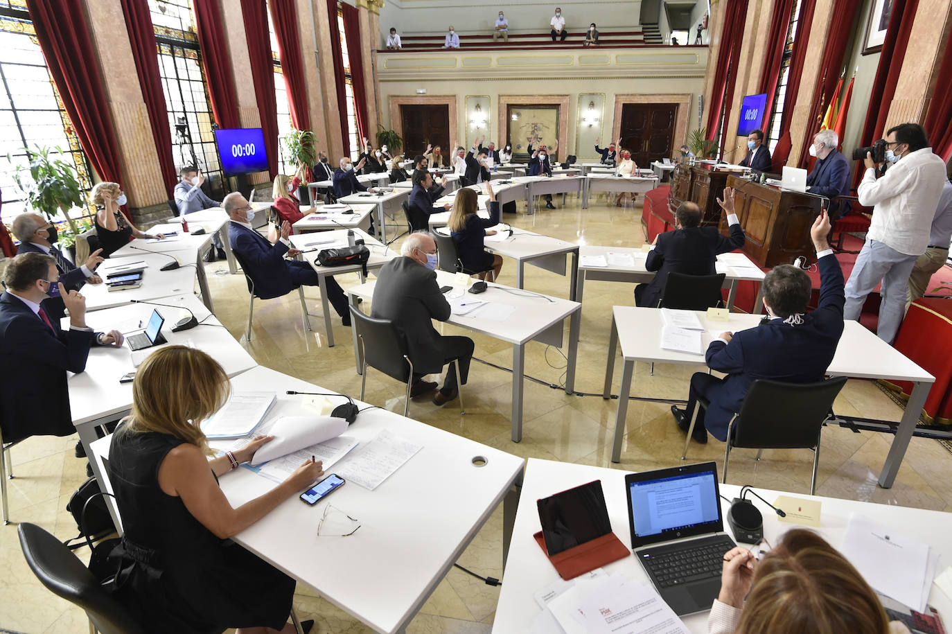 Con la única abstención de los tres concejales de Vox, el Plan de Soporte Social y Activación Económica del municipio de Murcia ha salido adelante esta mañana en el Pleno extraordinario con el apoyo de los grupos de gobierno en coalición.