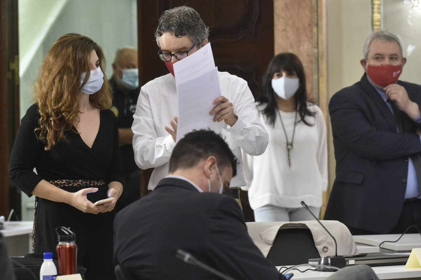 Con la única abstención de los tres concejales de Vox, el Plan de Soporte Social y Activación Económica del municipio de Murcia ha salido adelante esta mañana en el Pleno extraordinario con el apoyo de los grupos de gobierno en coalición.