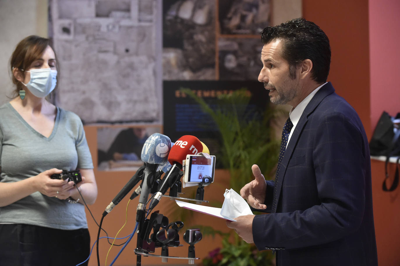 Con la única abstención de los tres concejales de Vox, el Plan de Soporte Social y Activación Económica del municipio de Murcia ha salido adelante esta mañana en el Pleno extraordinario con el apoyo de los grupos de gobierno en coalición.