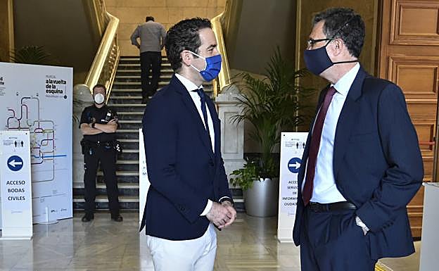 Teodoro García Egea, secretario general del Partido Popular, este jueves, junto al alcalde de Murcia, José Ballesta.