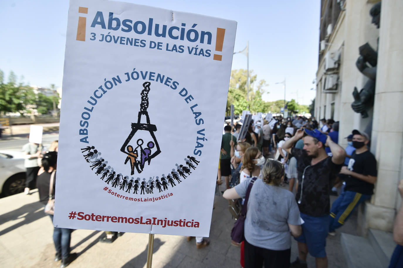 Los concentrados en la Audiencia Provincial.