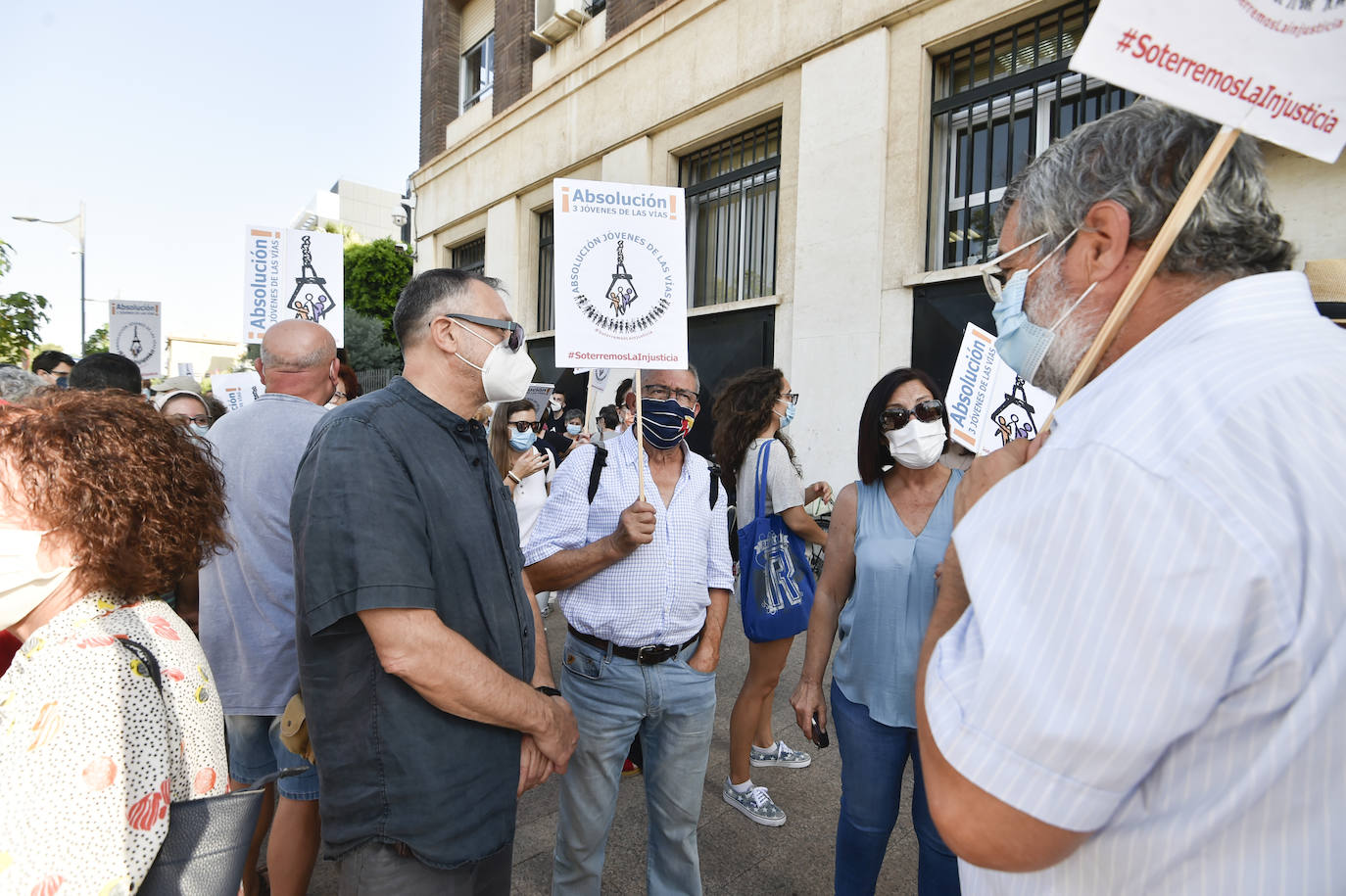 Los concentrados en la Audiencia Provincial.