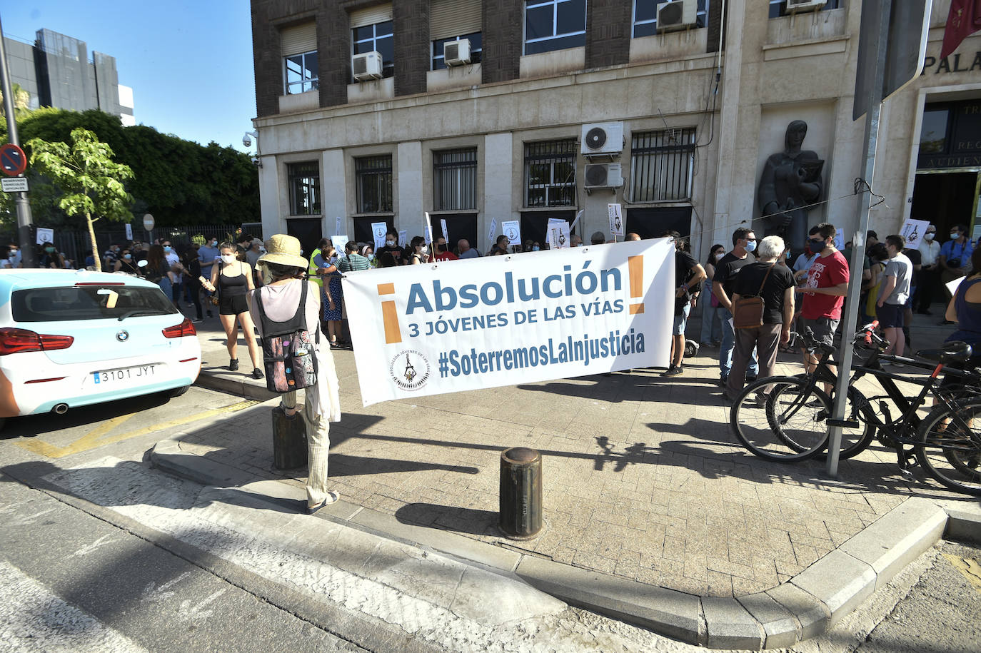 Los concentrados en la Audiencia Provincial.