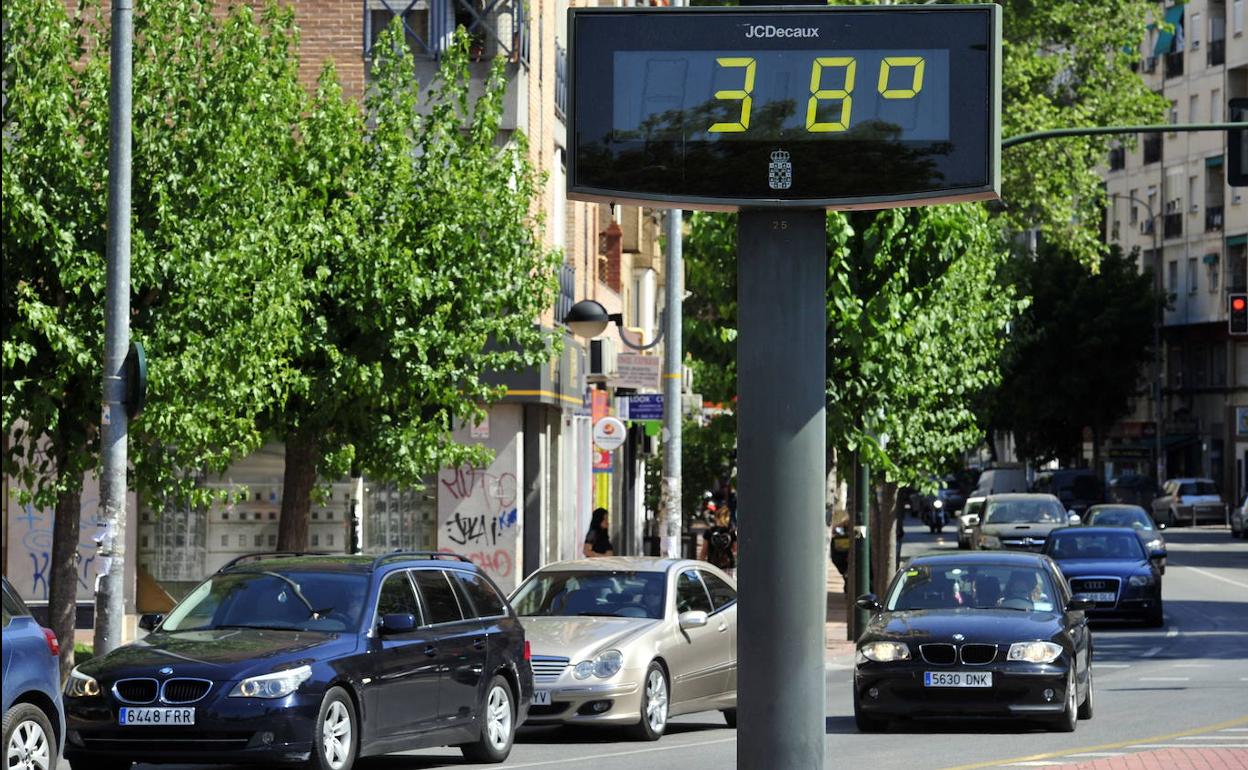 Un termómetro en el centro de Murcia marca 38 grados.
