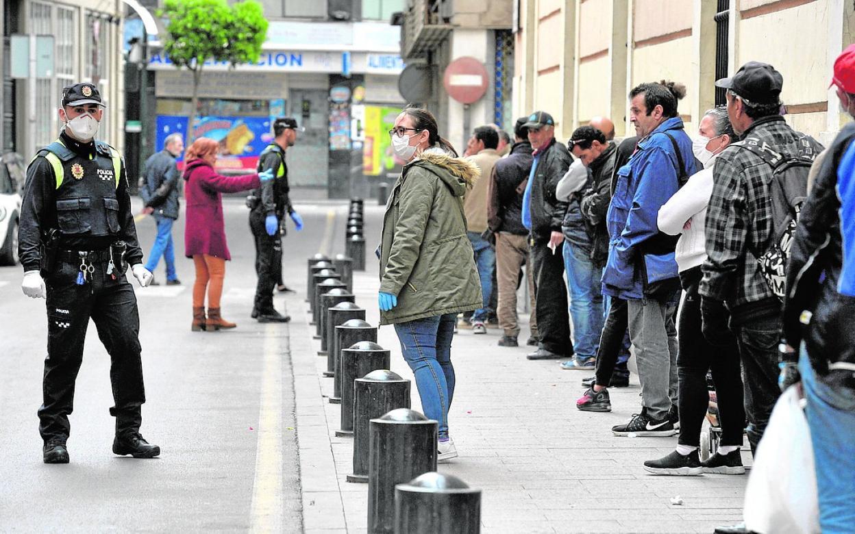 Cola de personas a las puertas del comedor de Jesús Abandonado en Murcia, el pasado 16 de marzo.