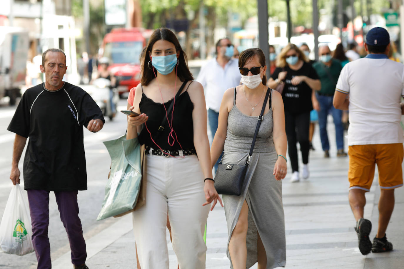 Fotos: Primeras rebajas en Murcia con mascarilla y distancia social
