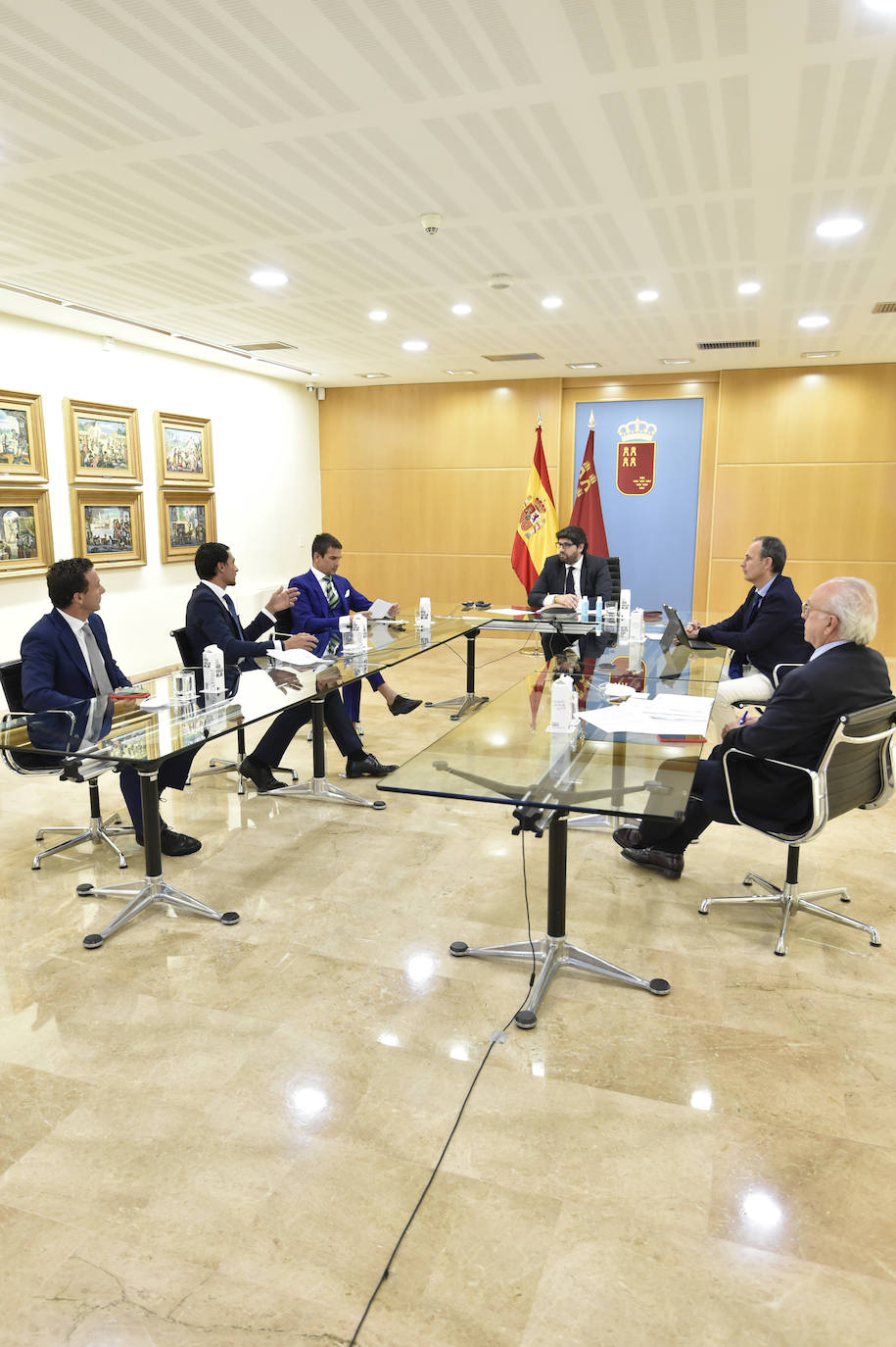 El presidente de la Comunidad, Fernando López Miras, se reunió ayer con representantes de la Fundación del Toro de Lidia.