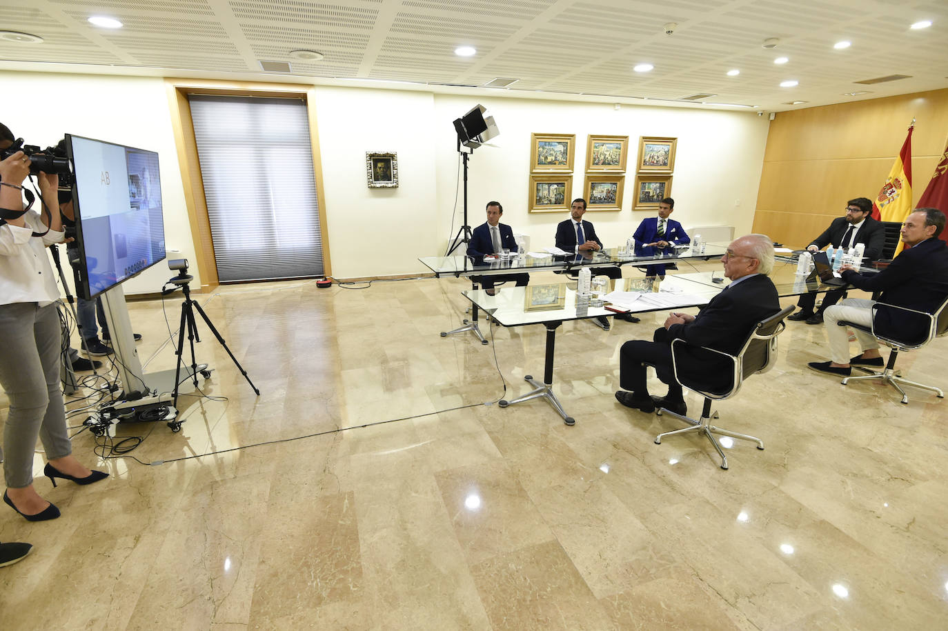 El presidente de la Comunidad, Fernando López Miras, se reunió ayer con representantes de la Fundación del Toro de Lidia.