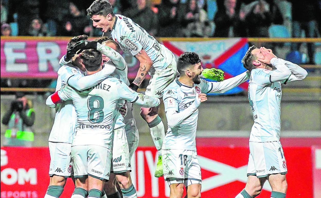 Los jugadores de la Cultural celebran un gol en el partido de Copa del Rey ante el Atlético de Madrid. 