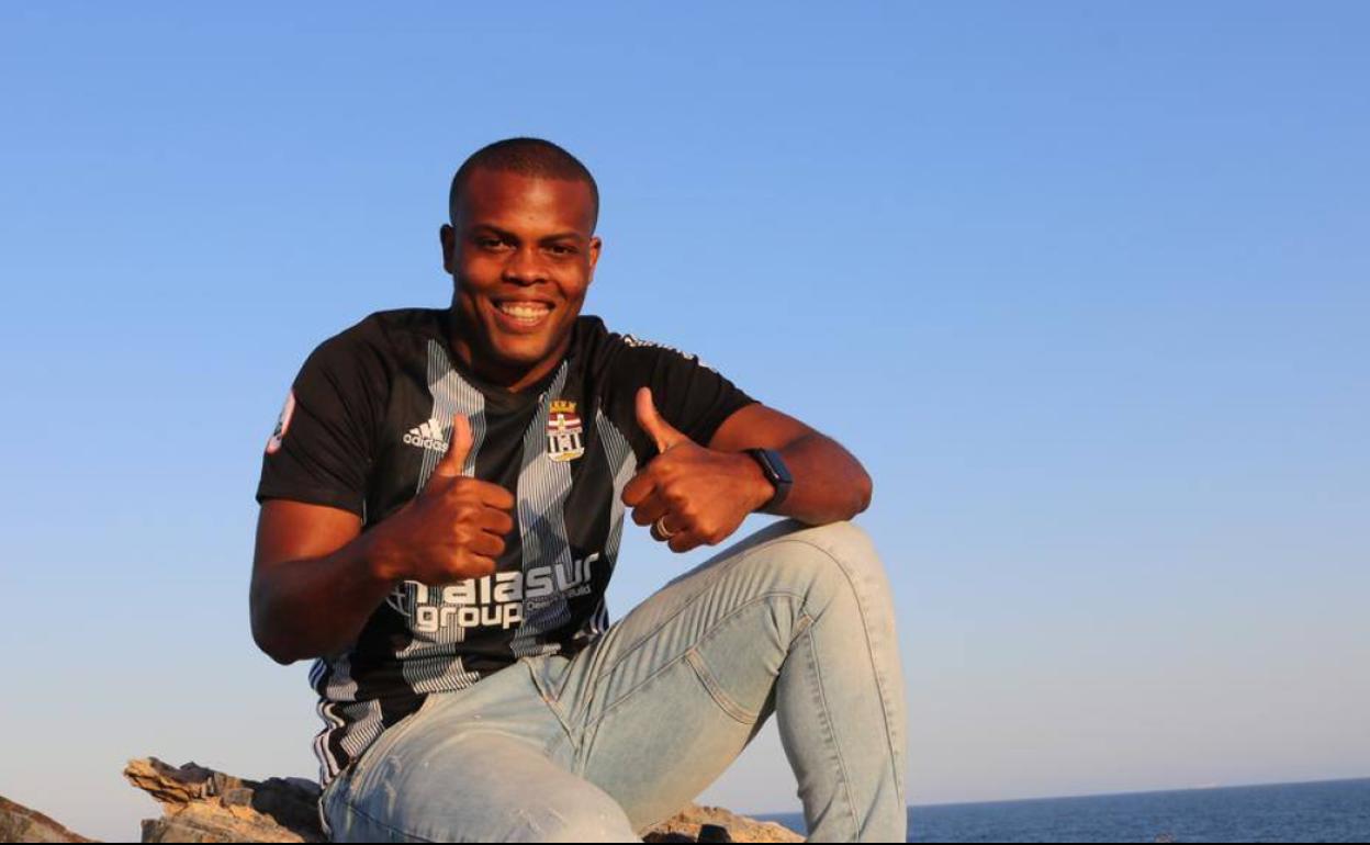 Vinicius Tanque posando en la playa con la camiseta del Cartagena.