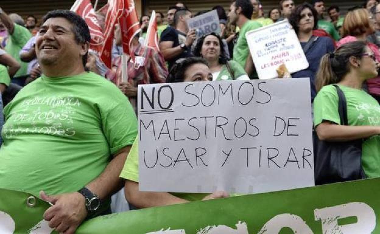 Concentración de interinos en la puerta de la consejería de Educación, en una fotografía de archivo.