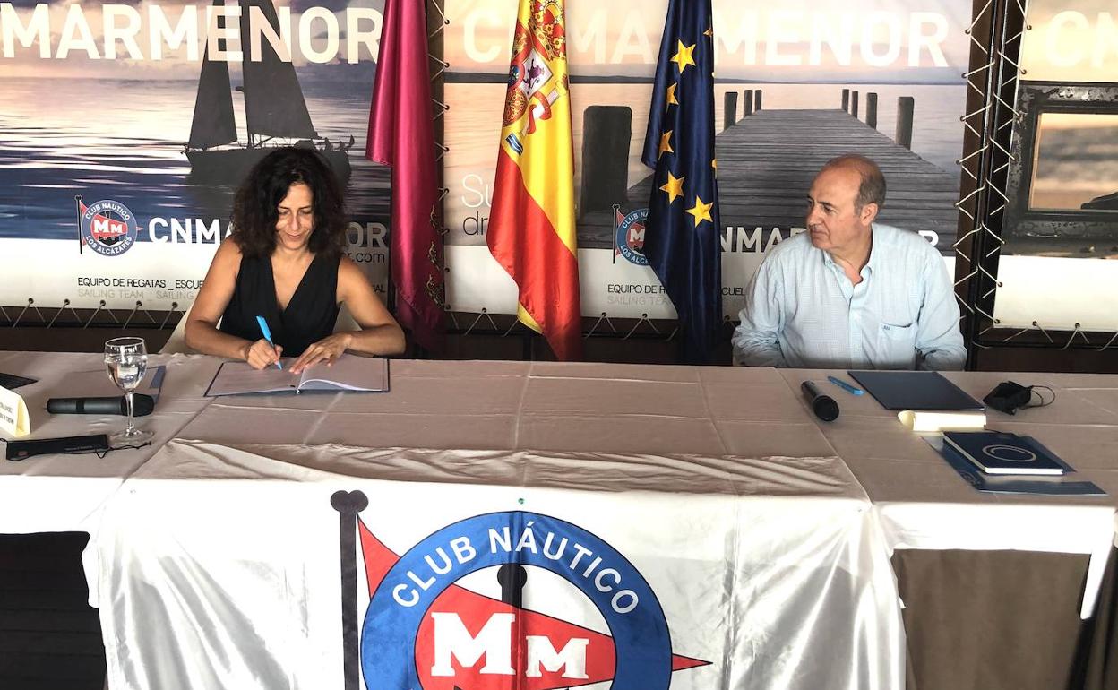 La consejera Cristina Sánchez y el presidente de la Estación Náutica del Mar Menor-Cabo de Palos, Luis Cabello, durante la firma del convenio.