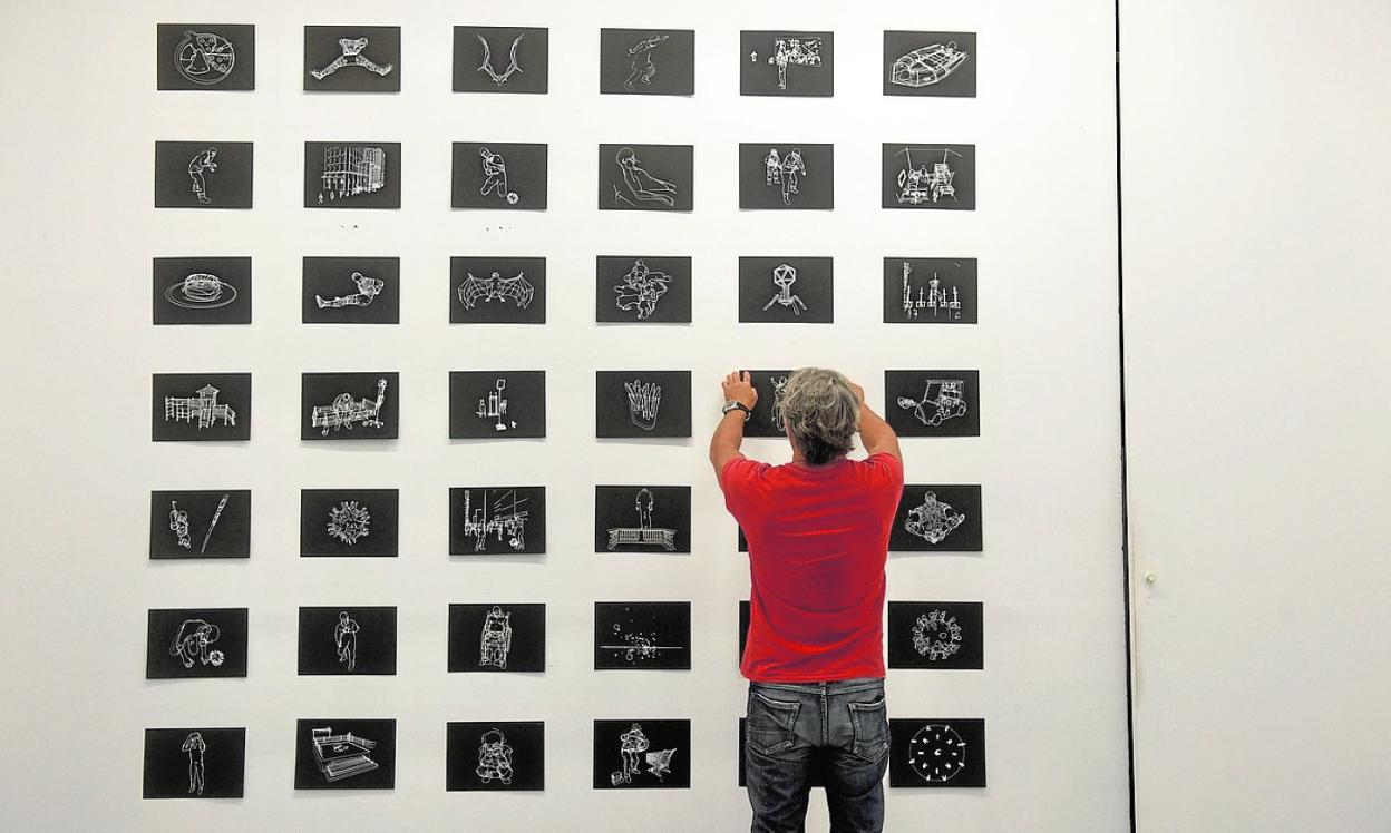 El galerista Nacho Ruiz frente a una de las obras de 'La configuración del tiempo suspendido'. 